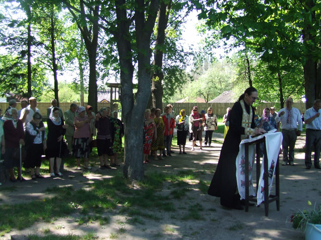 Біля церкви DSCF7086