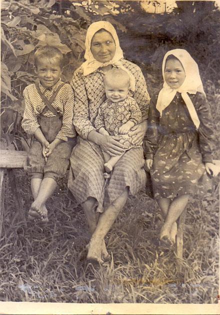 В центрі  мати  0008